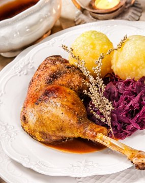 Weihnachtsmenü. Gänsekeule mit Knödeln und Rotkohl &copy; Alexander Raths - stock.adobe.com